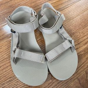 Sand Dune Universal Tevas NWOT